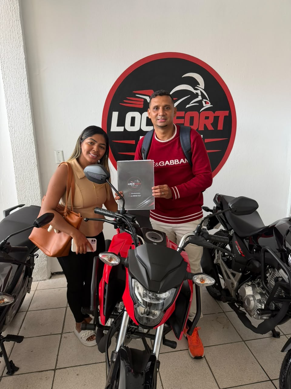 Cliente recebendo uma moto na Locafort
